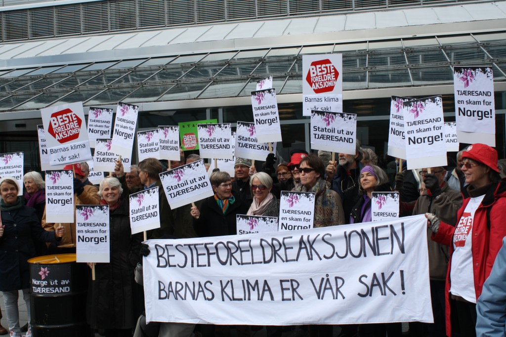 Våren 2012: 50 besteforeldre protesterer mot tjæresand utenfor Statoils hovedkontor i Oslo.