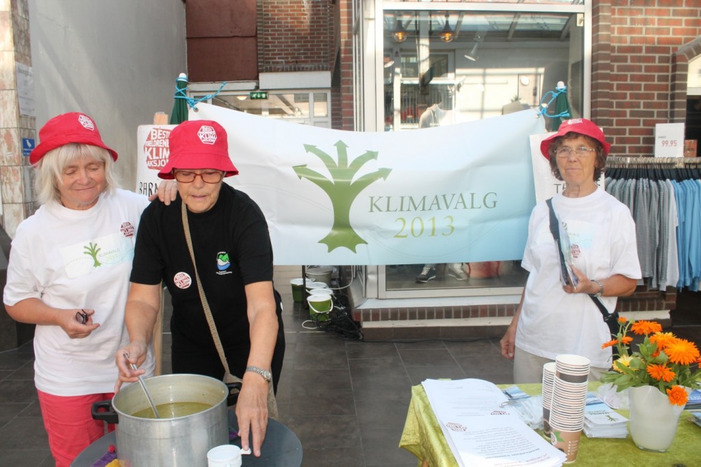 Original stand i Bodø: Besteforeldrene serverer brenneslesuppe, mens de slår av en prat med folk og deler ut brosjyrer både for Klimavalg og Besteforeldreaksjonen. Veldig morsomt! sier primus motor Kirsten Limstrand (til venstre).