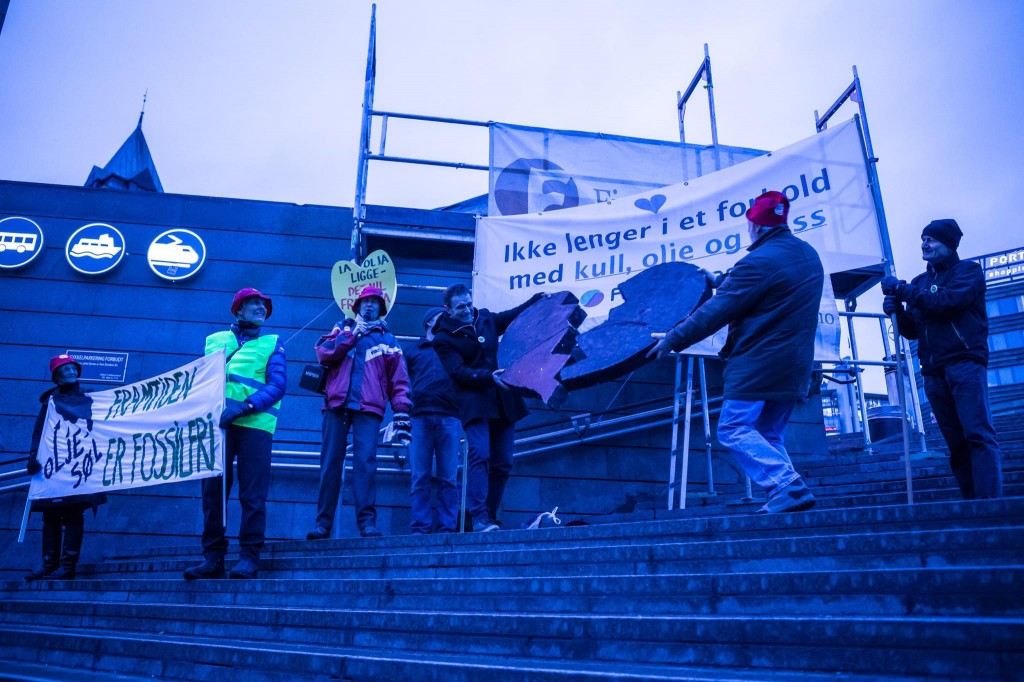 Lederne i FIVH og Besteforeldreaksjonen river i stykker det svarte hjertet, symbolet på forholdet til fossile brensler som vi må ut av.