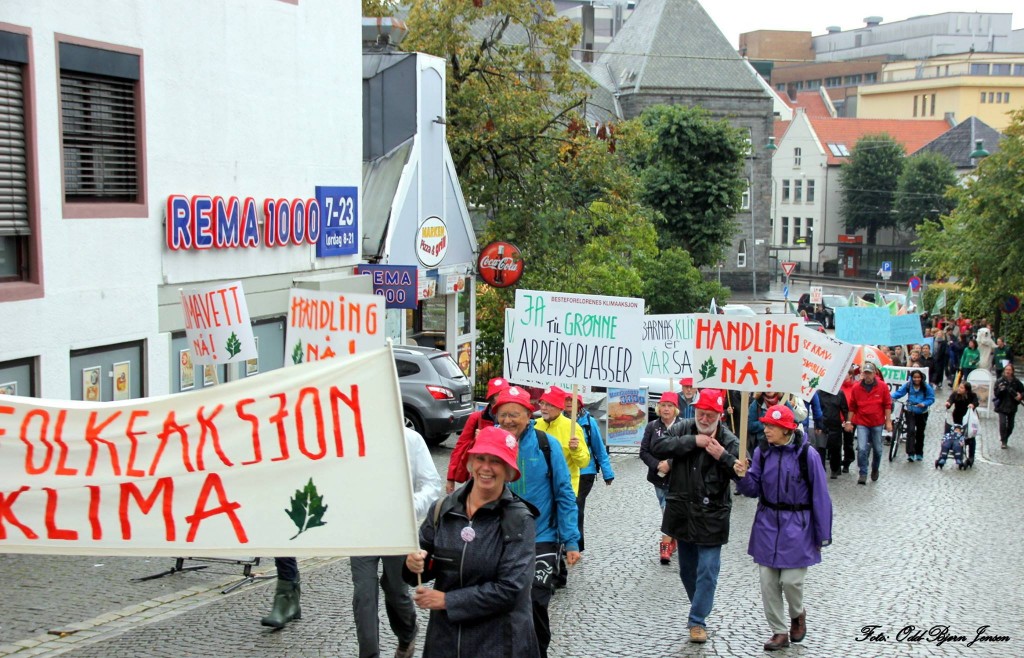 Thelma midt i bildet, fra "Folkets klimamarsj" i Bergen 20 september 2014.